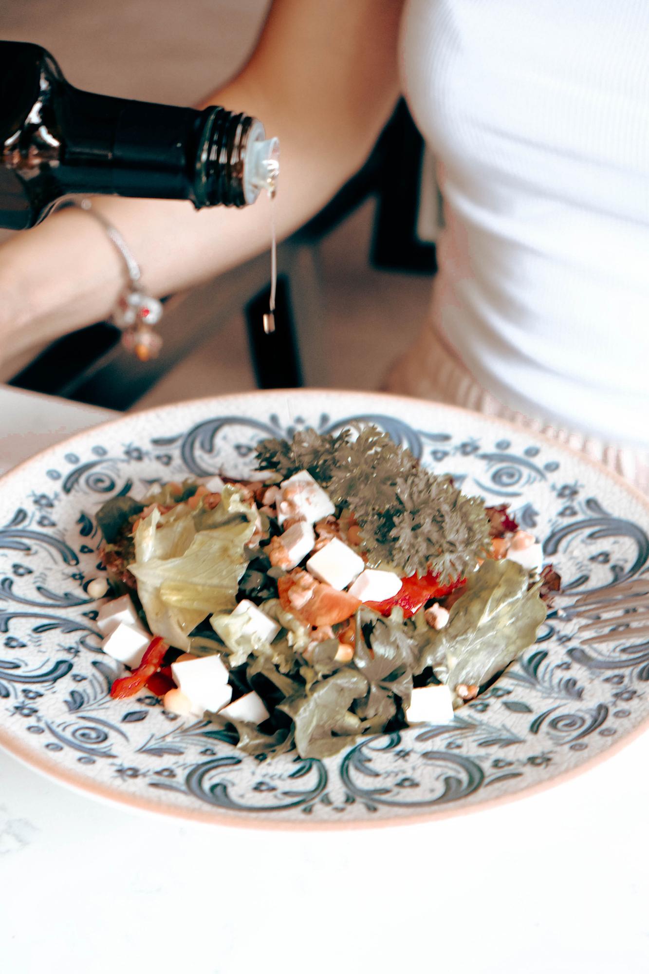 Piatto mediterraneo su tavola rustica