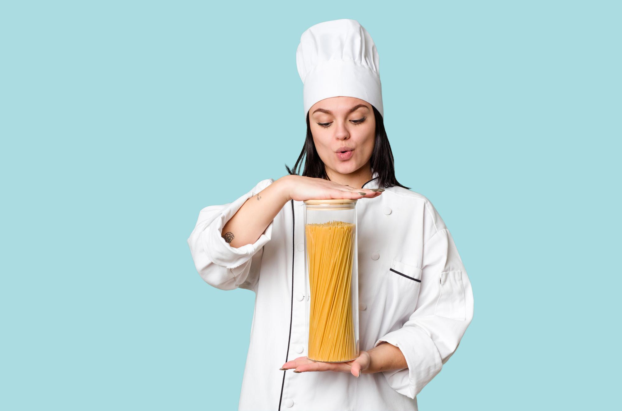 Studente che cucina spaghetti