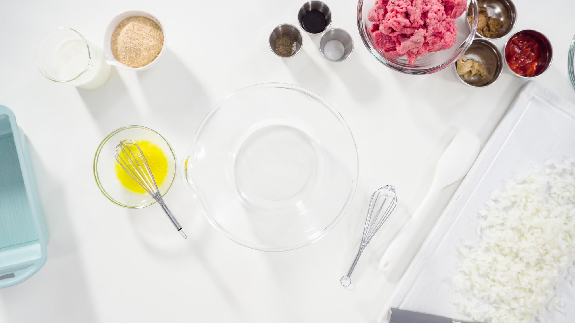 Ingredienti ordinati in ciotole color pastello