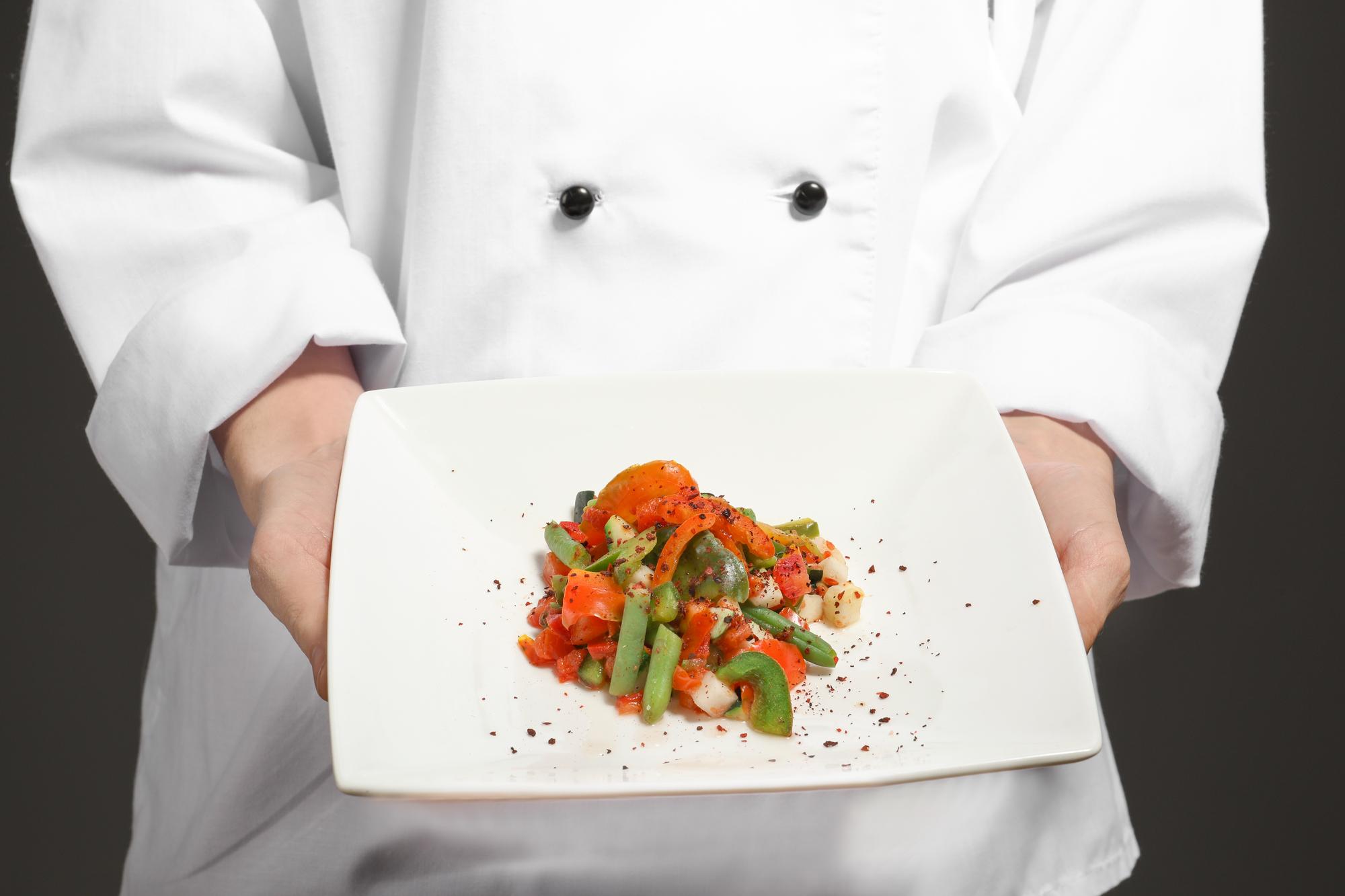 Chef che prepara un piatto in cucina moderna